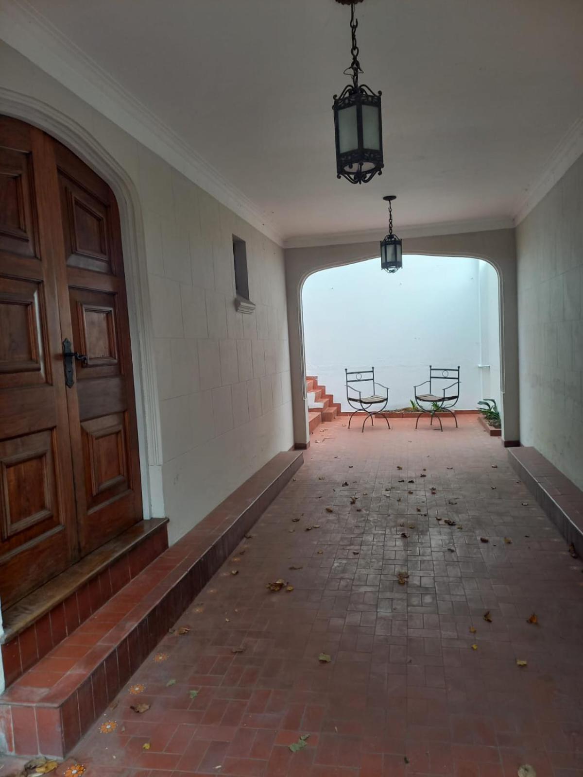 Casa Amplia 5 Personas Y Cochera, A Pasos Del Centro